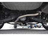 車両後方からの下回りです。マフラー防錆塗装や下回り防錆施工等も可能でございます。
