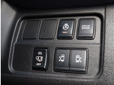 『1台』のお車に対して、3名体制で日々議論を重ね仕入れを行っております。