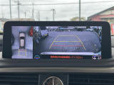 【全方位モニター】まるでクルマを真上から見下ろしたかのような視点で駐車をサポートします!クルマの斜め後ろや真横など、前後左右の4つのカメラの映像が合成されて、モニターに映し出されます。