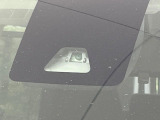 【スマートアシスト】走行中に前方の車両等を認識し、衝突しそうな時は警報とブレーキで衝突回避と被害軽減をアシスト。より安全にドライブをお楽しみいただけます。