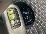 【Hondaスマートキー】カバンやポケットに入れたままでもドアの施錠・解錠が可能なスマートキーを装備。エンジンのオン・オフ時もカギを取り出す必要が無いからとっても便利です♪