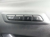 運転席のシートポジションを記憶・再現できるメモリー機能を搭載しています。