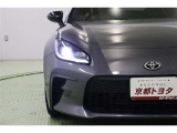黒で縁取った精悍なデザインのヘッドライトは環境に優しく経済的なLED。車両前進時にハンドル操作や車速にあわせてランプの光軸を自動調整するSRH搭載。コーナー等で進行方向を照らして視認性を高めてくれます