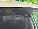 【エマージェンシーブレーキ】走行中に前方の車両等を認識し、衝突しそうな時は警報とブレーキで衝突回避と被害軽減をアシスト。より安全にドライブをお楽しみいただけます。