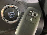 【スマートキー】カバンやポケットに入れたままでもドアの施錠・解錠が可能なスマートキーを装備。エンジンのオン・オフ時もカギを取り出す必要が無いからとっても便利です♪
