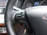 ステアリングスイッチ付きのハンドル!運転に支障をきたすことなくナビ操作が可能です!!