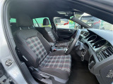 足元もゆったり、車内も広々快適です!もちろん助手席への移動も楽々可能です!