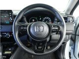 【Honda SENSING】 カメラ等装置で精度の高い検知能力を発揮、安全運転を支援します。ステアリング上のコントローラーに注目!