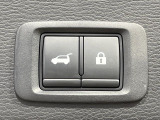 【パワーバックドア】スマートキーや運転席のボタンを押すだけでリアゲートが自動で開閉します!荷物を持っている時や、高い位置にあるバックドアを閉める際に便利な機能です♪