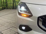 【LEDヘッドライト】悪天候や夜間走行時も良好な視界を確保し安心して運転できる高輝度LEDヘッドライトを装備!点灯速度が早く、消費電力も抑えられています。