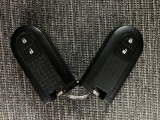 電子カードキーを携帯していれば、ドアハンドルやバックドアのリクエストスイッチを押すだけでドアの施錠・解錠が出来ます♪もちろん 遠隔操作も可能です!盗難防止のイモビライザー機能装備ですよ ☆