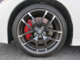 専用レイズ製アルミ鍛造ホイール(フロント:245/40R19 94W・リヤ:285/35R19 99W)