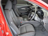 運転席のドアを開け、乗り込む際のイメージです。足元には純正のゴムマットが敷かれています。
