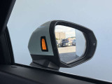 ●アウディサイドアシスト『後方の死角を並走する車両を検知しドアミラーの内側のLEDが点灯。ドライバーに注意を促し事故を未然に防ぐシステムです。』