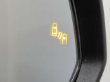 ブラインドスポットモニターです。隣車線を走る車両をレーダーで検知すると、ドアミラーに搭載されたLEDインジケーターが点灯し運転者に車線変更の注意を促します。