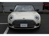 MINIのフロントグリルのデザインはイギリスで生まれた当初から、シルバーのサイドバーが折り重なった伝統的なデザインで御座います。その伝統はBMWのお車になってからでも少しずつ形を変えて守られております