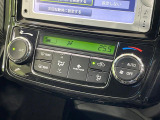 【オートエアコン】一度お好みの温度に設定すれば、車内の温度を検知し風量や温度を自動で調整。暑い…寒い…と何度もスイッチ操作をする必要はありません。快適な車内空間には必須の機能ですね♪