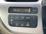 【オートエアコン】一度お好みの温度に設定すれば、車内の温度を検知し風量や温度を自動で調整。暑い…寒い…と何度もスイッチ操作をする必要はありません。快適な車内空間には必須の機能ですね♪
