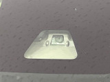 【スマートアシスト】走行中に前方の車両等を認識し、衝突しそうな時は警報とブレーキで衝突回避と被害軽減をアシスト。より安全にドライブをお楽しみいただけます。