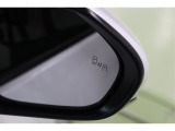 ブラインドスポットモニター(BSM)を装備しています。隣を走る車両が死角に入るとミラー内LEDインジケーターが点灯。さらに、ウィンカーを出すとインジケーターが光って点滅して注意を促してくれます。