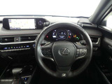 ドライバーを包み込むようなデザイン。運転していて安心感、高級感を感じられるコックピットです。