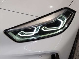 【LEDヘッドライト】先進のLEDテクノロジーを採用。放射される白色光の周波特性は太陽光に近く、バイキセノン・ヘッドライトを上回るコントラストで更に明るく輝きます!
