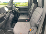 運転席と助手席は足元がつながっているので、スム-ズに乗り降りできて便利です。