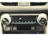 中古車をキレイで気持ちよくお乗りいただけるよう、エンジンルームからシートを外した洗浄まで、目に見えない部分も徹底的に洗浄しています!