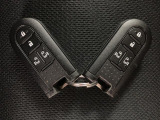 電子カードキーを携帯していれば、ドアハンドルやバックドアのリクエストスイッチを押すだけでドアの施錠・解錠が出来ます♪もちろん 遠隔操作も可能です!盗難防止のイモビライザー機能装備ですよ ☆