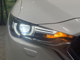 【LEDヘッドライト】悪天候や夜間走行時も良好な視界を確保し安心して運転できる高輝度LEDヘッドライトを装備!点灯速度が早く、消費電力も抑えられています。