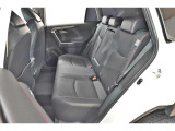 中古車をキレイで気持ちよくお乗りいただけるよう、エンジンルームからシートを外した洗浄まで、目に見えない部分も徹底的に洗浄しています!