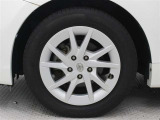純正アルミホイールは精度が高く、走行の安定性が優れています。タイヤサイズ205/60R16