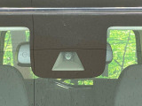 【エマージェンシーブレーキ】走行中に前方の車両等を認識し、衝突しそうな時は警報とブレーキで衝突回避と被害軽減をアシスト。より安全にドライブをお楽しみいただけます。