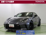 GR専用ファンクショナルマテリアルグリルが機能性とエモーショナルさの表現を両立、シンボルマークの周りが黒色のエンブレムが装着された特別な【GR86】6速MT車です。