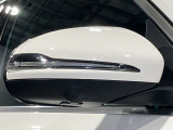ウィンカー内蔵ドアミラーを開発したのは『メルセデス・ベンツ』です。他車からの視認性が高まり、事故の可能性を低減させています。更に、点灯部分はドライバーの視界に入らないように設計されています。