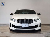 【キドニーグリル】BMWは約90年もの間、ほぼ全ての車両にひと目でBMWだと分かるこの特徴的なフロントグリルが備えられ、デザイン・アイコンとして親しまれてきました。
