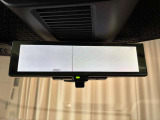 【インテリジェントルームミラー】後席の乗員やヘッドレスト、荷室の積載物などが写り込んで見にくくなりがちな後方視界をカメラの感度をアップさせ、いつでもクリアな後方視界が得られます♪