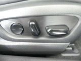 運転席シート調整を電動で調整できます。無段階調整なので、どなたにもピッタリの調整が可能です。