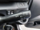 スイッチをオートに設定しておけば、車外の明るさに応じて自動的にヘッドランプを点灯・消灯します。夕暮れ時やトンネルの続く山道などを走行する時に便利なコンライトを装備しています。
