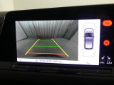 ★ギアをリバースに入れることで後方車両、ガイドラインが表示され安全確認のサポートをします★