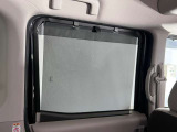 【後席ロールサンシェード】日差し対策だけでなく、夏場は車内の温度上昇もできるだけ防ぎ、エコ走行につながります。