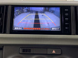 ディスプレイに後方の視界を表示し、車庫入れをサポート「距離目安線」「車幅延長線」およびステアリング操作に連動する「予想進路線」を画面に表示します。※必ず車両周辺の安全を直接確認してください。