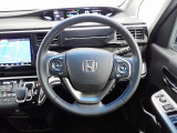 ハンドル左側にはオーディオ操作が出来るオーディオリモートコントロールスイッチ、右側にはHonda SENSINGとオートクルーズコントロールのスイッチを装備!