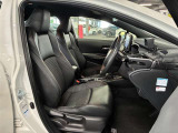 運転席の画像です。充分なスペースがあり、ゆったりした状態で運転していただけます♪