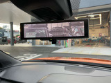 インテリジェントルームミラーは、車両後方のカメラ映像をミラー面に映し出すので、同乗者や積み荷などの車内状況や、天候などに影響されずいつでもクリアな後方視界が得られます。