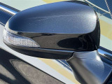 対向車や歩行者が認識しやすいサイドターンランプ付カラードドアミラー