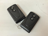 スマートキーを2つ装備しています!カギをカバンやポケットに入れて頂いた状態でドアロックの開閉やエンジンスタートをして頂けますよ!とても便利な装備です♪