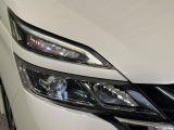 【LEDヘッドライト】悪天候や夜間走行時も良好な視界を確保し安心して運転できる高輝度LEDヘッドライトを装備!点灯速度が早く、消費電力も抑えられています。
