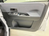 【運転席ドア】ボトルホルダーや収納ポケットが付いているので運転席周りもスッキリ保てます★
