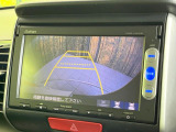 【バックカメラ】駐車時に後方がリアルタイム映像で確認できます。大型商業施設や立体駐車場での駐車時や、夜間のバック時に大活躍!運転スキルに関わらず、今や必須となった装備のひとつです!